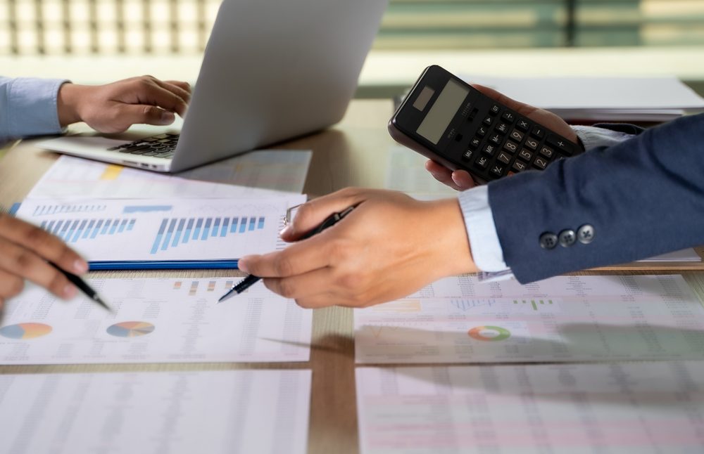 Calculator,Finance,Accounting,Achievement,To,Balance,Man,Assistant,Accounting,Analyzing